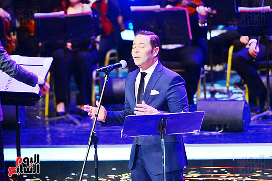 مدحت صالح أثناء غناءه بمهرجان الموسيقي