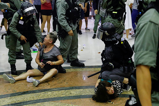 شرطة-مكافحة-الشغب-تحتجز-المتظاهرين-المناهضين-للحكومة-في-مركز-تجاري-في-تاي-بو-،-هونغ-كونغ