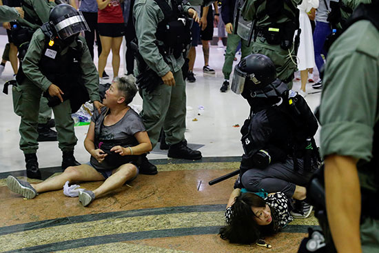 شرطة مكافحة الشغب تحتجز المتظاهرين المناهضين للحكومة في مركز تجاري في تاي بو ، هونغ كونغ