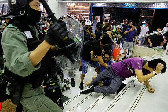 شرطة-مكافحة-الشغب-تفرق-المتظاهرين-المناهضين-للحكومة-في-مركز-تجاري-في-تاي-بو-،-هونغ-كونغ