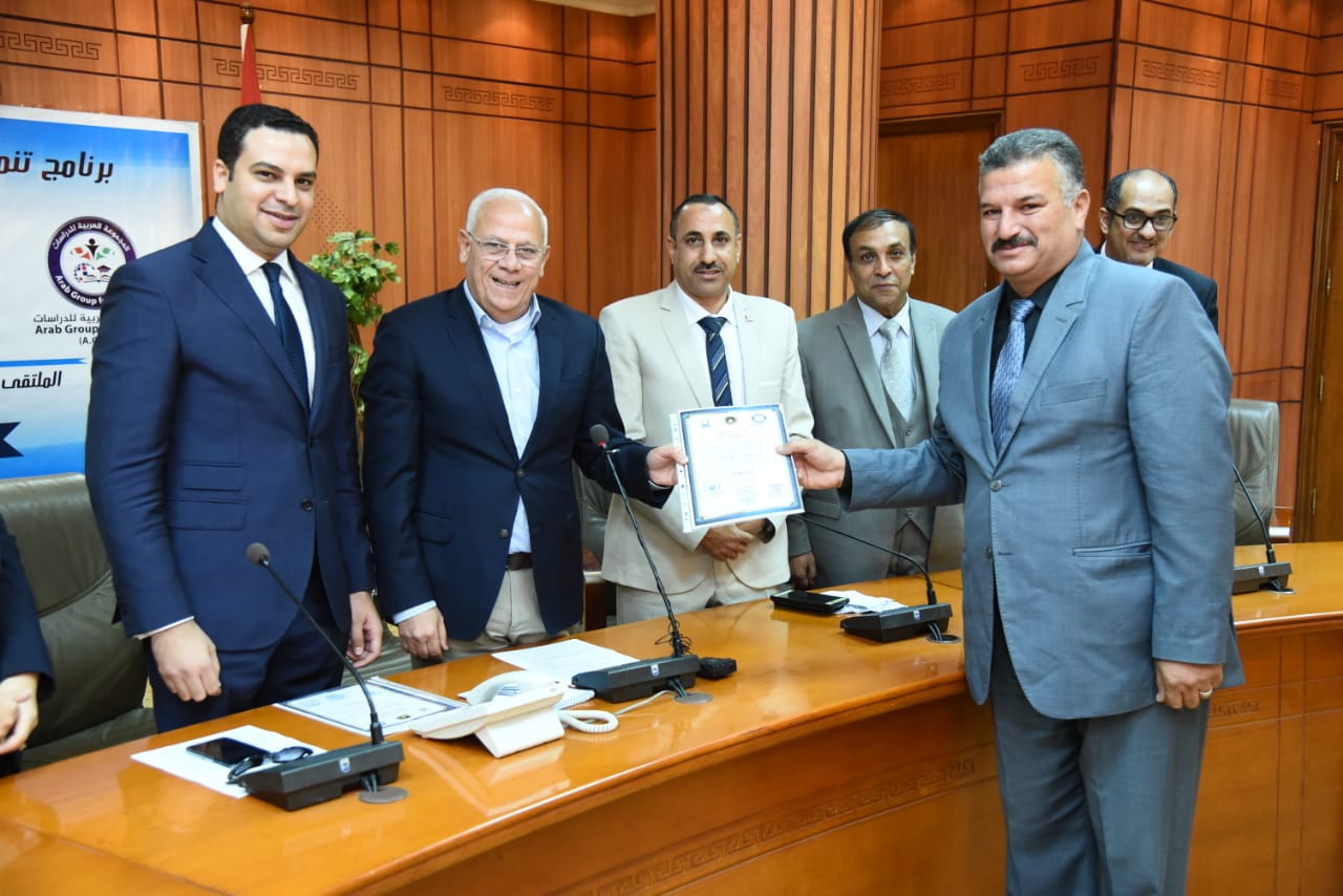 محافظ بورسعيد يشهد ختام فعاليات برنامج تنمية مهاراتالعاملين بالمحافظة (5)