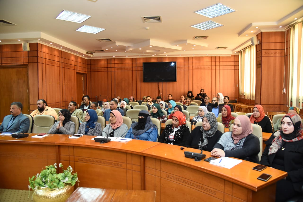 محافظ بورسعيد يشهد ختام فعاليات برنامج تنمية مهاراتالعاملين بالمحافظة (2)