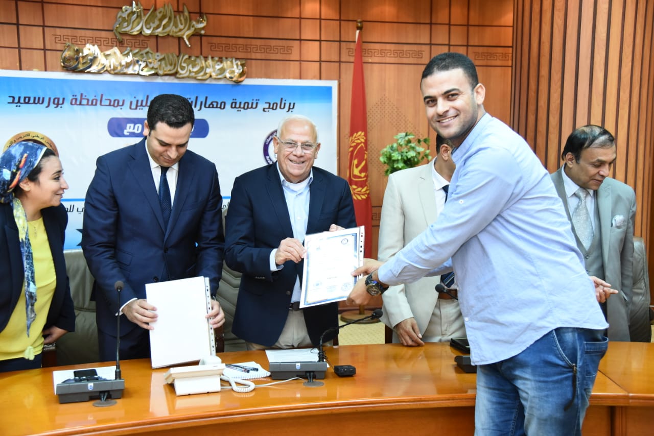 محافظ بورسعيد يشهد ختام فعاليات برنامج تنمية مهاراتالعاملين بالمحافظة (3)