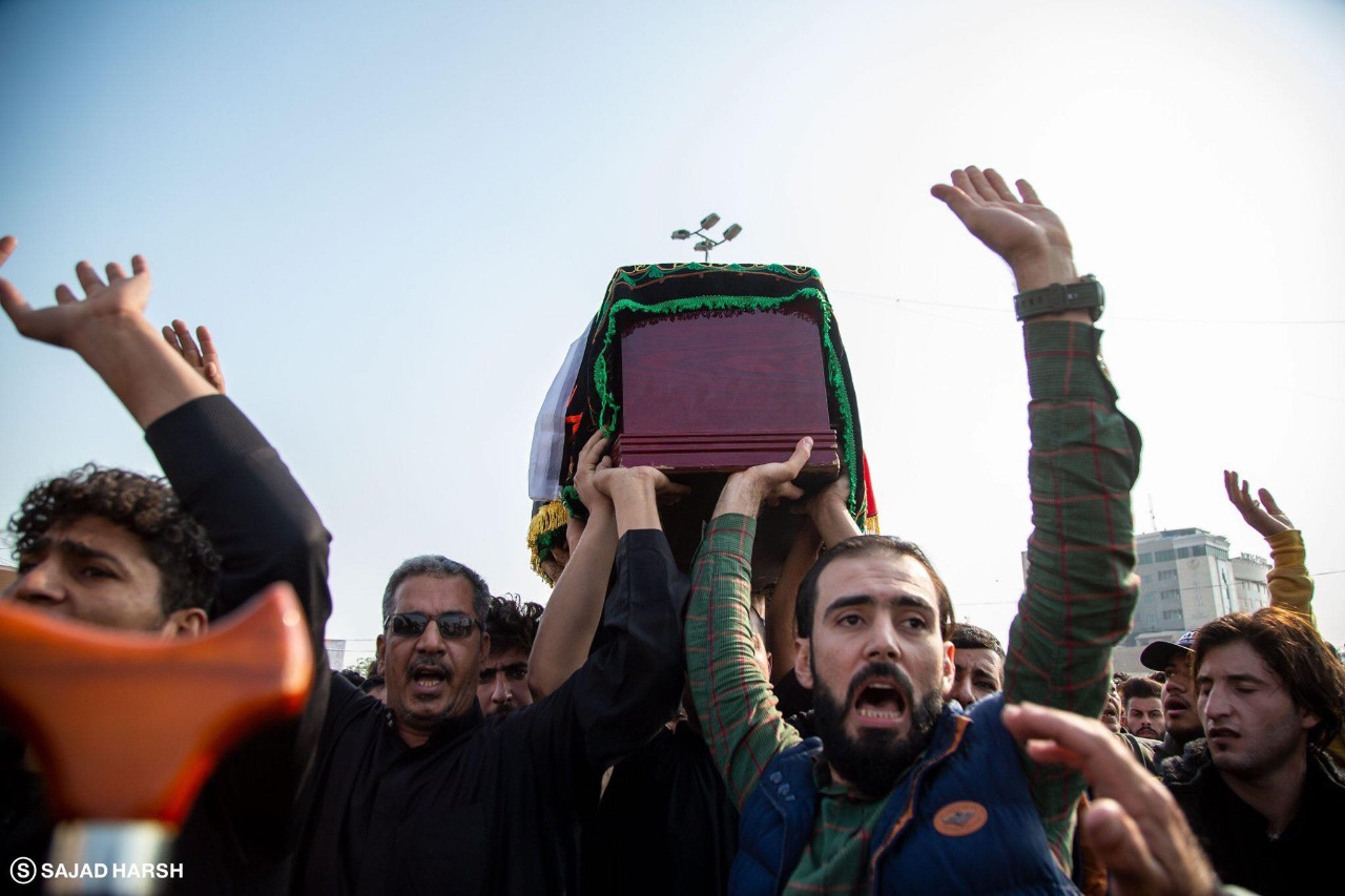 المواطنون العراقيون يشيعون ضحايا مظاهرات أمس