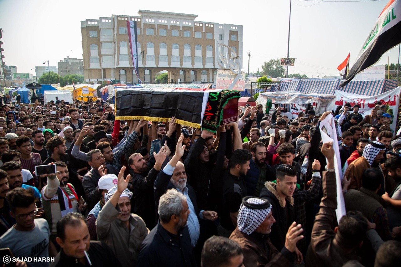 حشود من العراقيين يشيعون ضحايا اظاهرات بالنجف سقطوا امس