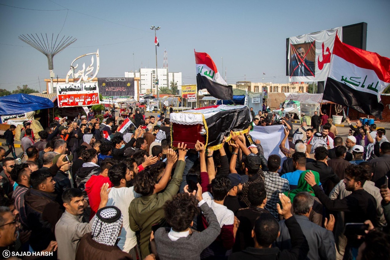ألاف المواطنون العراقيون يشيعون ضحايا مظاهرات أمس