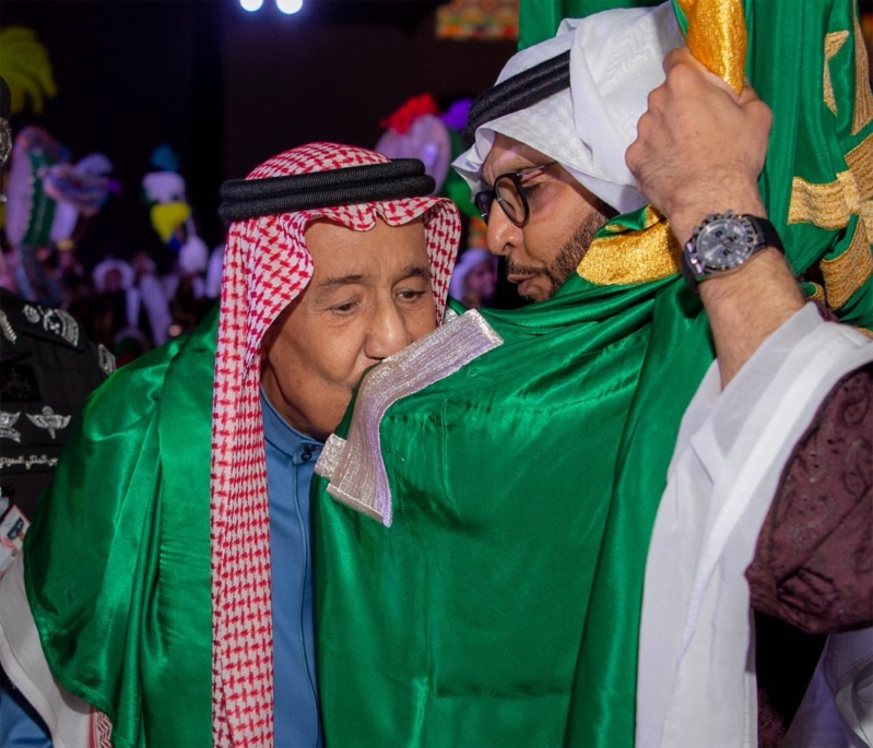 الملك سلمان يقبل علم السعودية