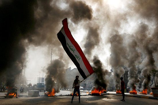 المتظاهراون العراقيون يشعلون لاطارات احتجاجا على مقتل 3 متظاهرين بالنجف