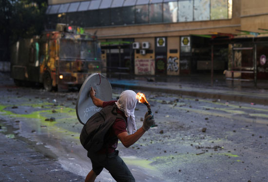 متظاهر يلقى قنابل المولوتوف