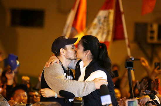 زعيمة المعارضة تتبادل القبلات مع زوجها