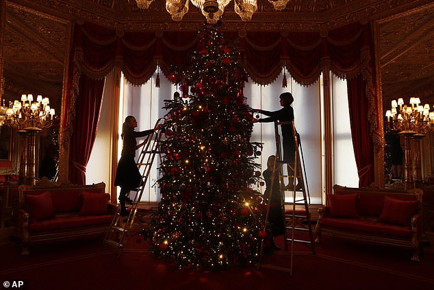 استعدادات على قدم وساق داخل القصر الملكي لاستقبال عيد الميلاد