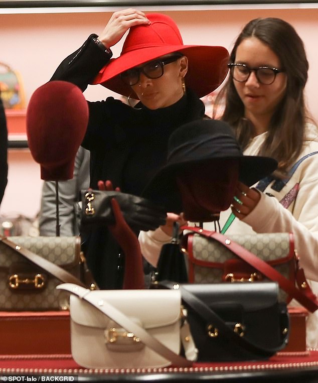 جنيفر لوبيز تستمتع بالتسوق مع أبنائها