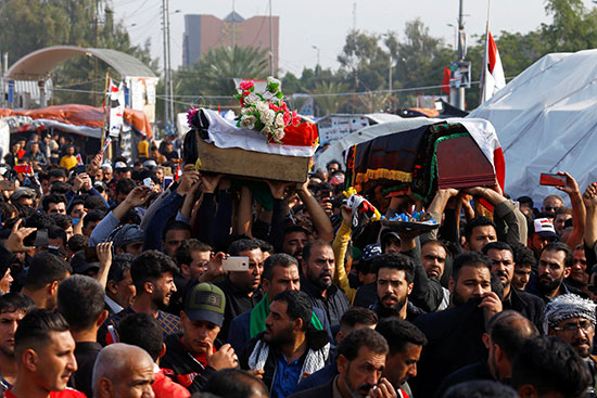 مواطنون بالنجف يشيعون جثامين قتلى مظاهرات أمس