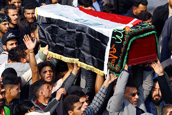 مواطنون عراقيوون يحملون نعش أحد القتلى بمحافظة النجف