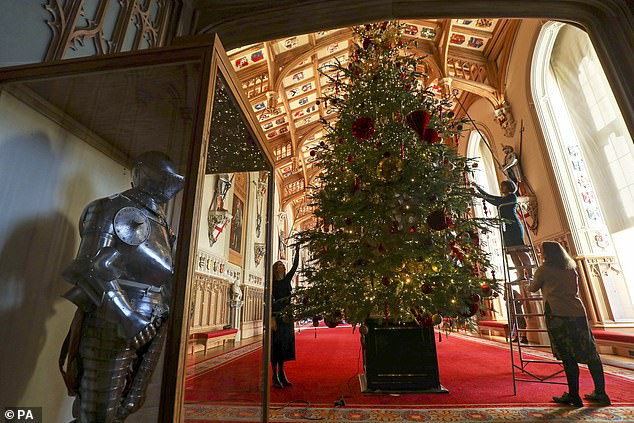 اللمسات الأخيرة على شجرة عيد الميلاد بالقصر الملكي