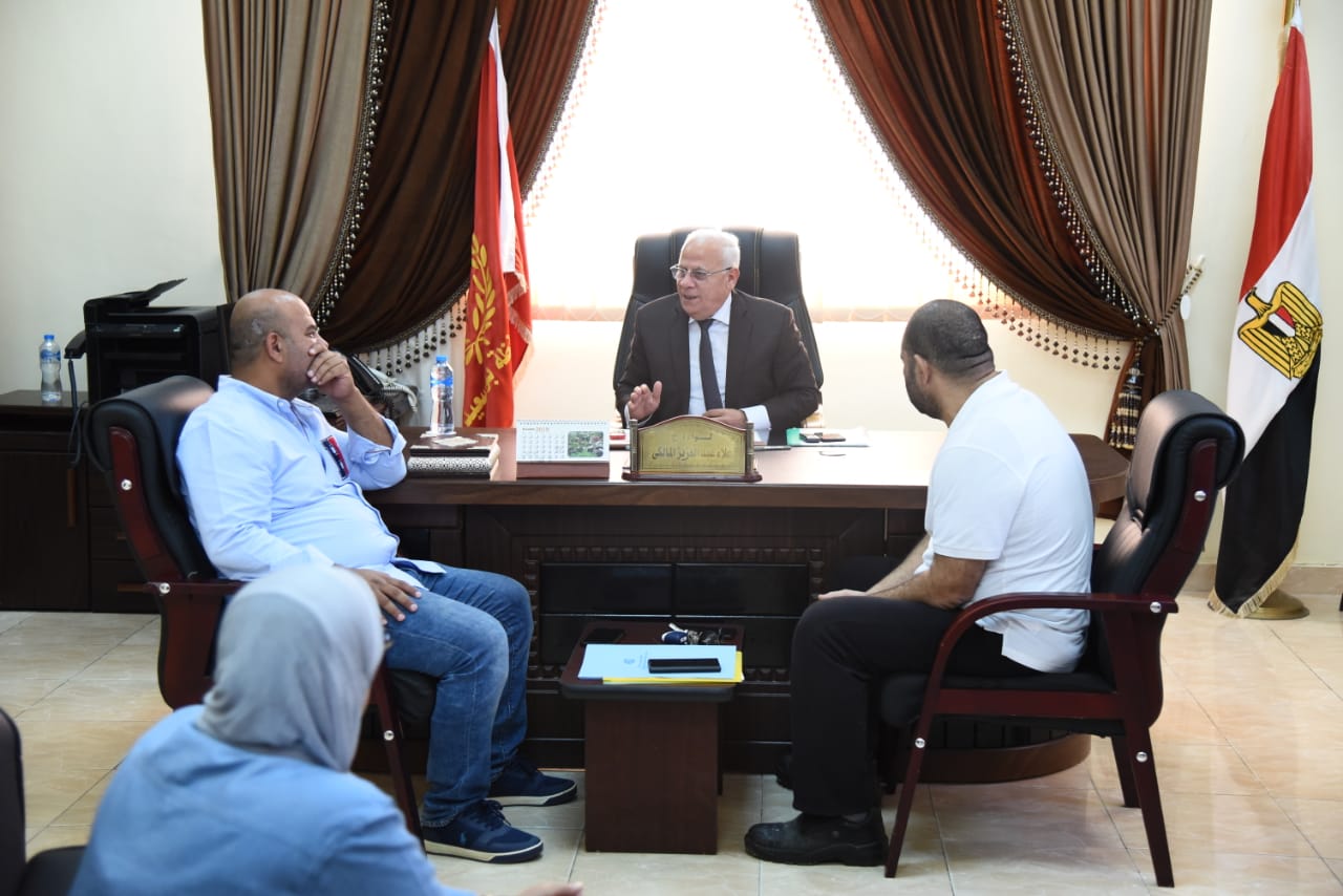محافظ بورسعيد يلتقى مستثمرى المنطقة الصناعية بجنوب المحافظة (1)