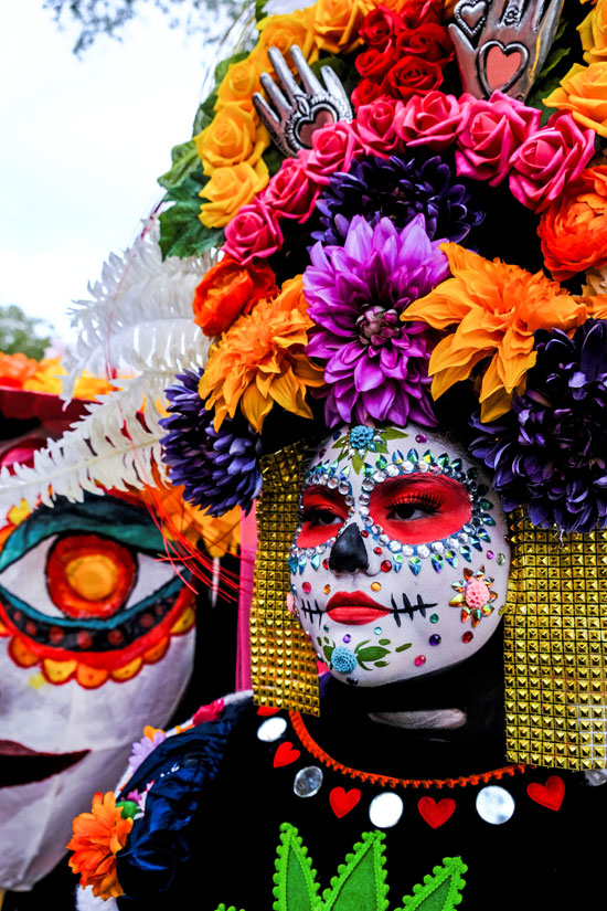فتاة مكسيكية تضع الورد فوق رأسها