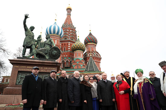 الرئيس-الروسي-فلاديمير-بوتين-يقدم-صورة-مع-الزعماء-الدينيين-والمسؤولين-خلال-حفل-وضع-الزهور-في-النصب-التذكاري-لمينين-وبوزارسكي-في-الميدان-الأحمر-في-يوم-الوحدة-الوطنية-في-وسط-موسكو