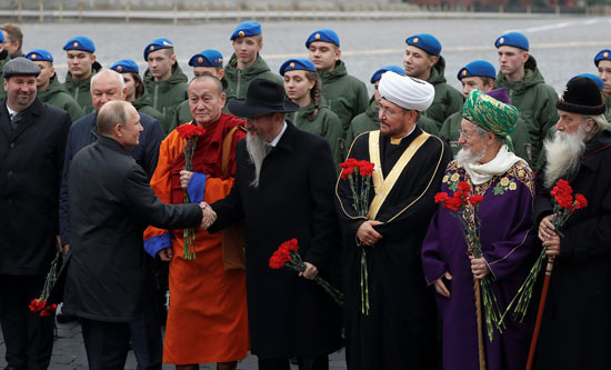 الرئيس-الروسي-فلاديمير-بوتين-يحيي-الزعماء-الدينيين-خلال-مراسم-وضع-الزهور-في-النصب-التذكاري-لمينين-وبوزارسكي-في-الميدان-الأحمر-في-يوم-الوحدة-الوطنية