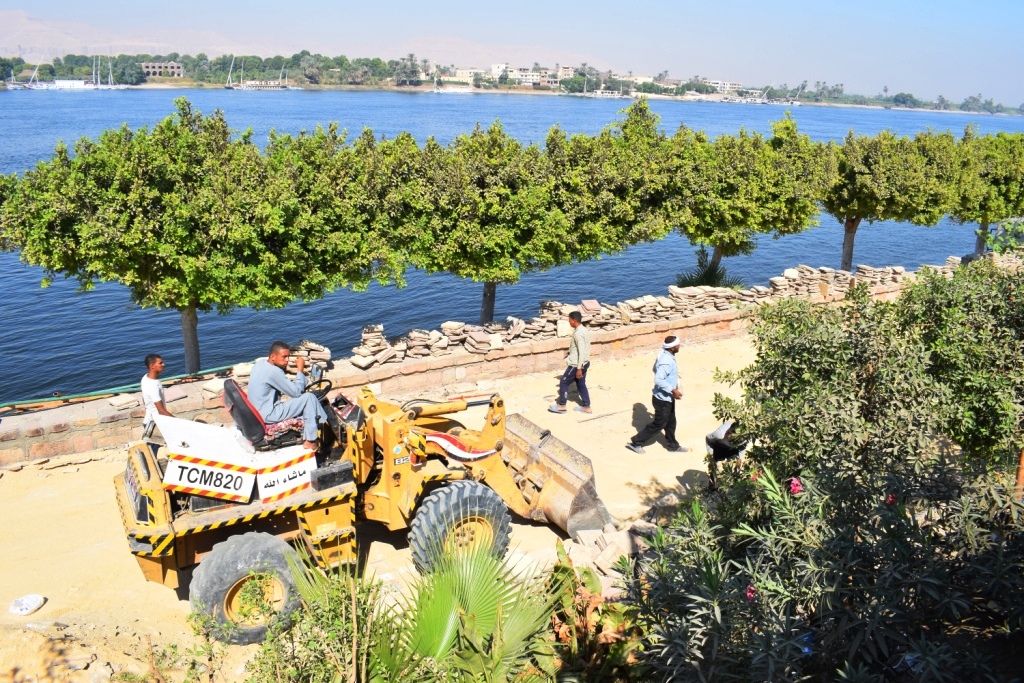 شاهد عمال مدينة الأقصر يواصلون العمل في الممشي السفلي من كورنيش النيل  (3)
