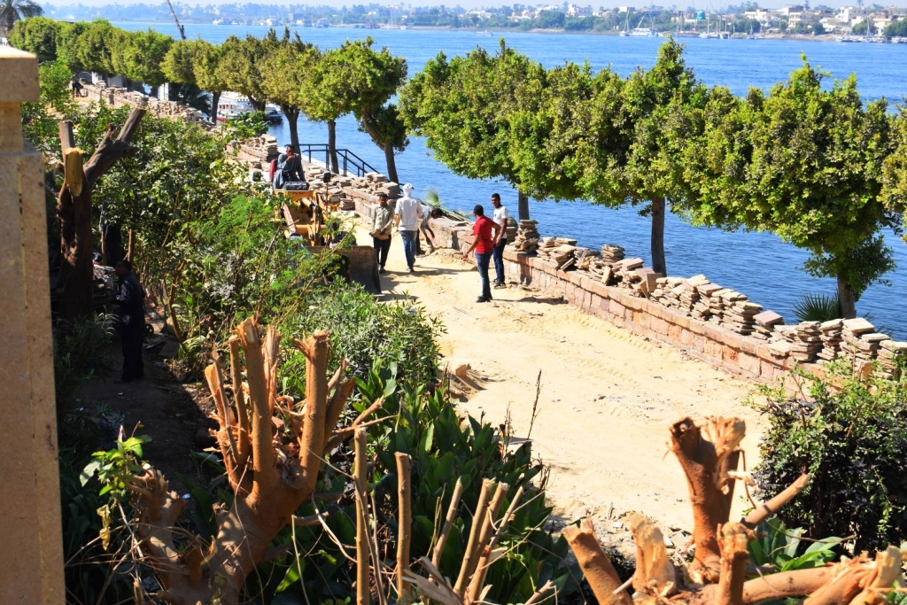 شاهد عمال مدينة الأقصر يواصلون العمل في الممشي السفلي من كورنيش النيل  (4)
