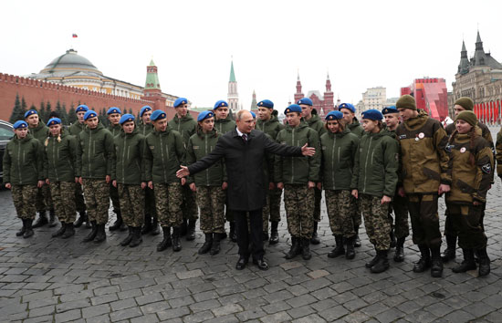 الرئيس-الروسي-فلاديمير-بوتين-يقدم-صورة-مع-أعضاء-المنظمات-الشبابية-خلال-حفل-وضع-الزهور-في-النصب-التذكاري-لمينين-وبوزارسكي-في-الميدان-الأحمر-في-يوم-الوحدة-الوطنية-في-وسط-موسكو