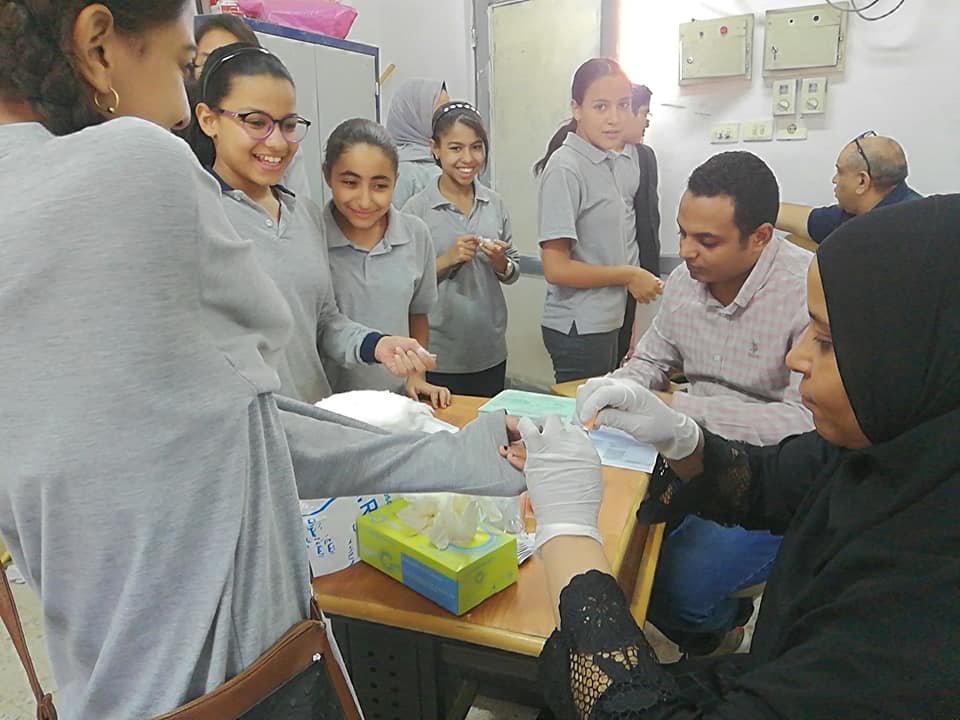 فريق حملة فيروس سي الأقصر يفحص طالبات مدرسة أبوبكر الرسمية للغات ضمن مبادرة الرئيس (2)
