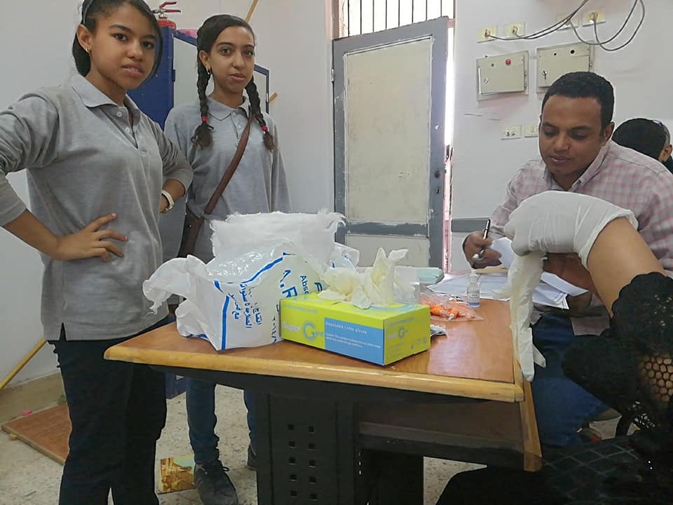 فريق حملة فيروس سي الأقصر يفحص طالبات مدرسة أبوبكر الرسمية للغات ضمن مبادرة الرئيس (4)