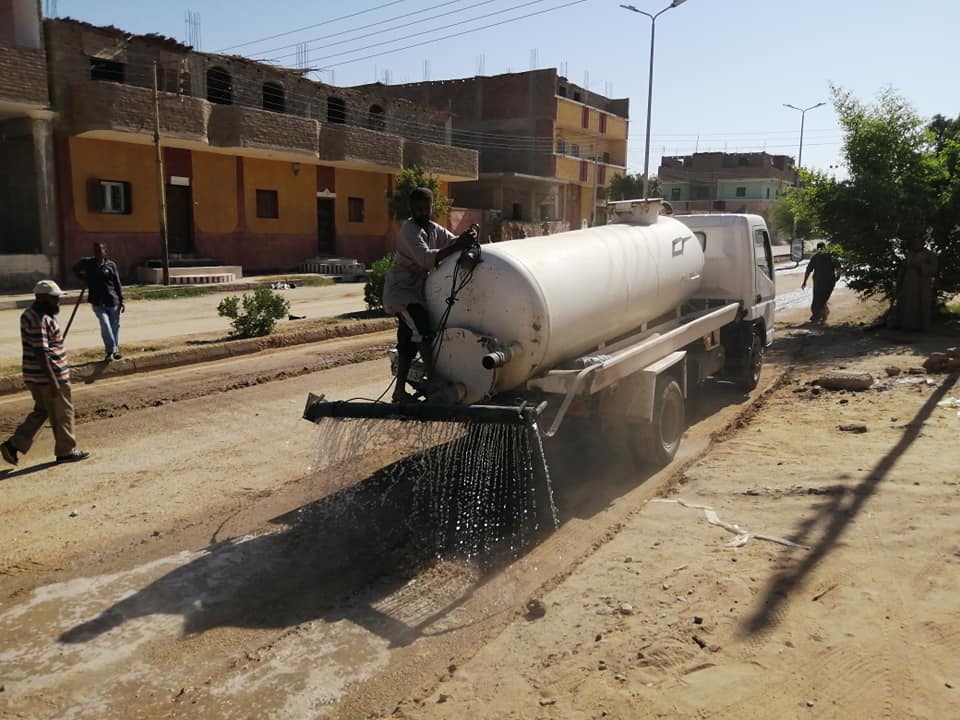 مدينة الطود تواصل حملات النظافة والتجميل بطريق مصر أسوان الزراعي (1)