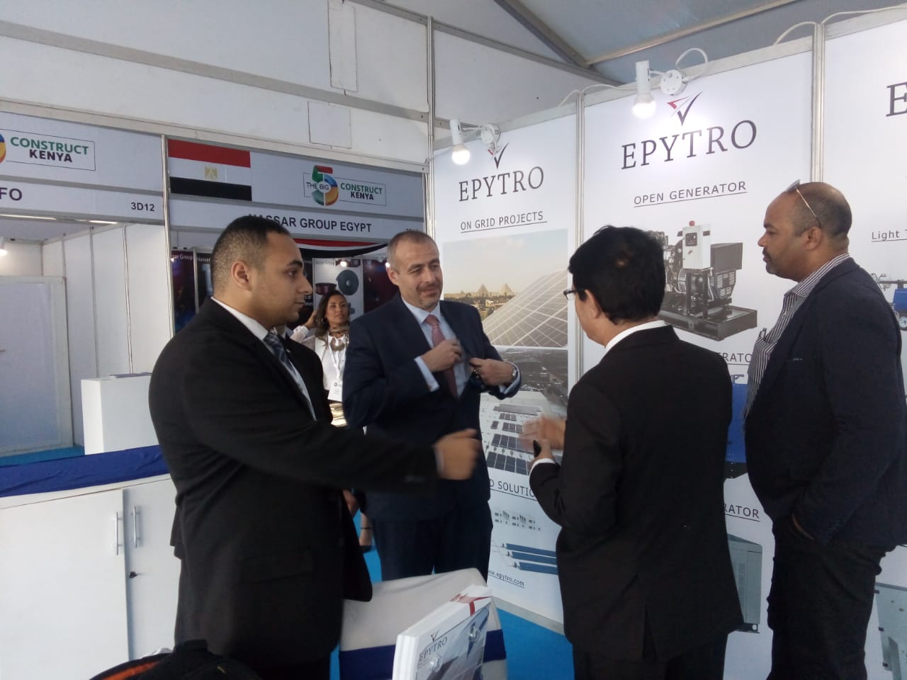 سفير مصر مع احدي الشركات