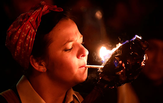 فتاة تشعل سيجارة خلال الاحتفال