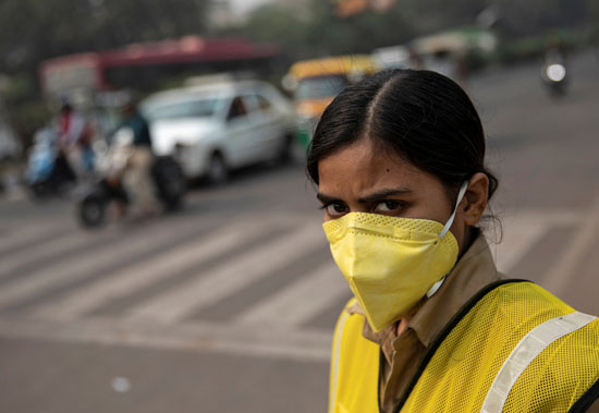 هندية-تواجه-التلوث-بغطاء-للوجه