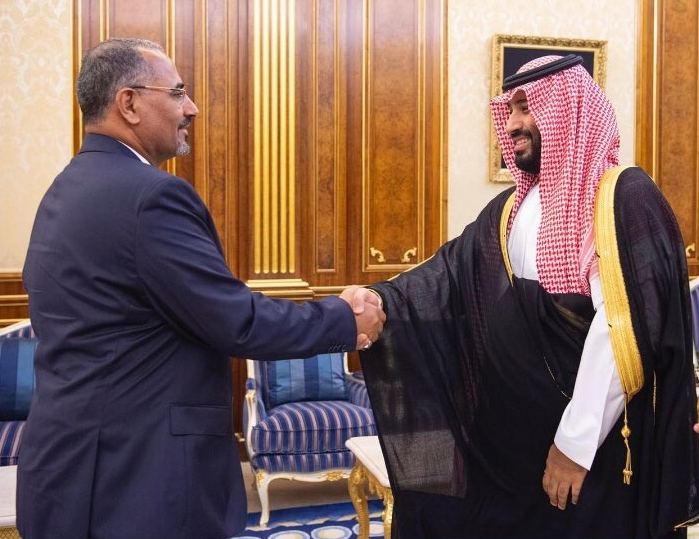الامير محمد بن سلمان ولي العهد السعودي قبل توقيع الاتفاق