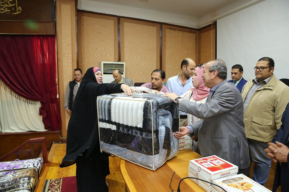 محافظ كفر الشيخ يسلم بطاطين وحلوى المولد النبوى لـ80 من أمهات الأيتام (3)