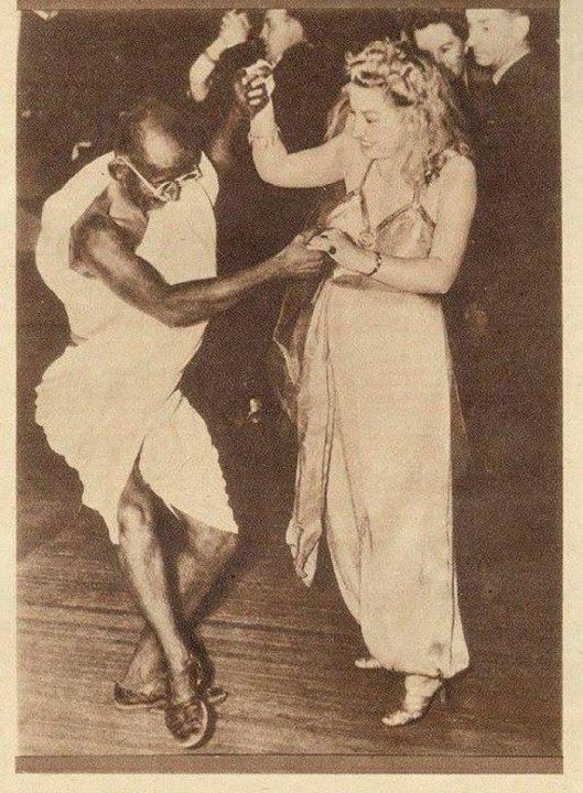 غاندي يرقص