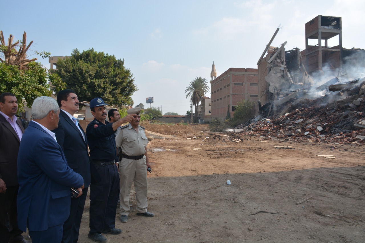 محافظ القليوبية يتفقد أعمال التبريد بموقع حريق مصنع أبو حوا (6)
