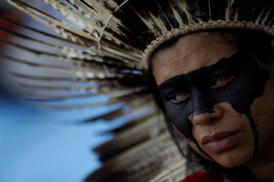 امرأة-من-السكان-الأصليين-تحضر-احتجاجًا-على-مزاد-الحكومة-البرازيلية