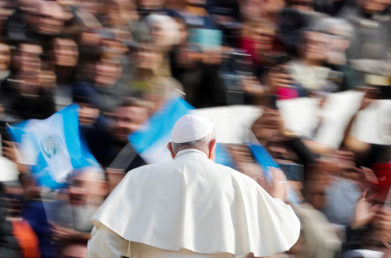 البابا-فرنسيس-يلوح-لألاف-الحضور-بساحة-القديس-بطرس