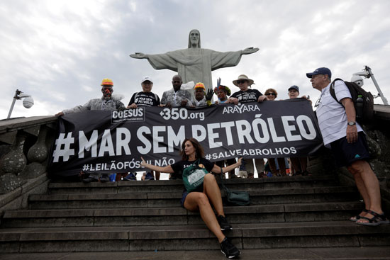 اشطو-البيئة-يحتجون-على-خطط-الحكومة-البرازيلية-لمزاد-كتلة-نفطية-بالقرب-من-ساحل-البرازيل-في-تمثال-المسيح-المخلص