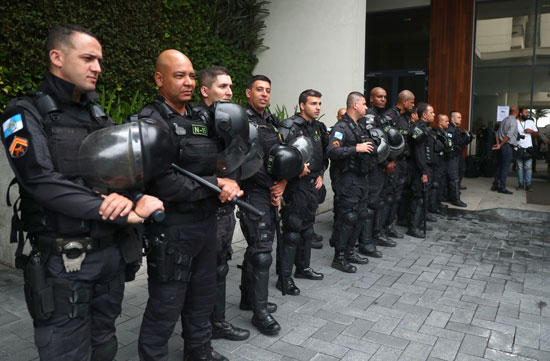 ضباط-الشرطة-يحرسون-خارج-المكان-الذي-يقام-فيه-مزاد-الحكومة-البرازيلية