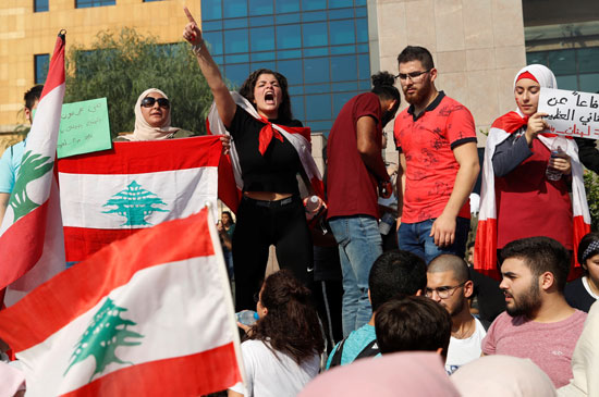 مشاركة-نسائية-فى-مظاهرة-لبنان-الطلابية