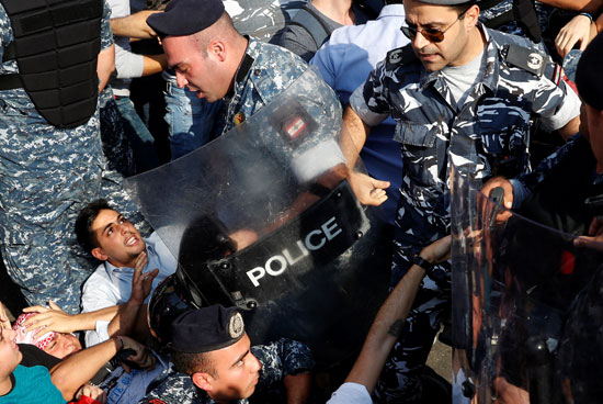 الشرطة-اللبنانية-تشتبك-مع-المتظاهرين