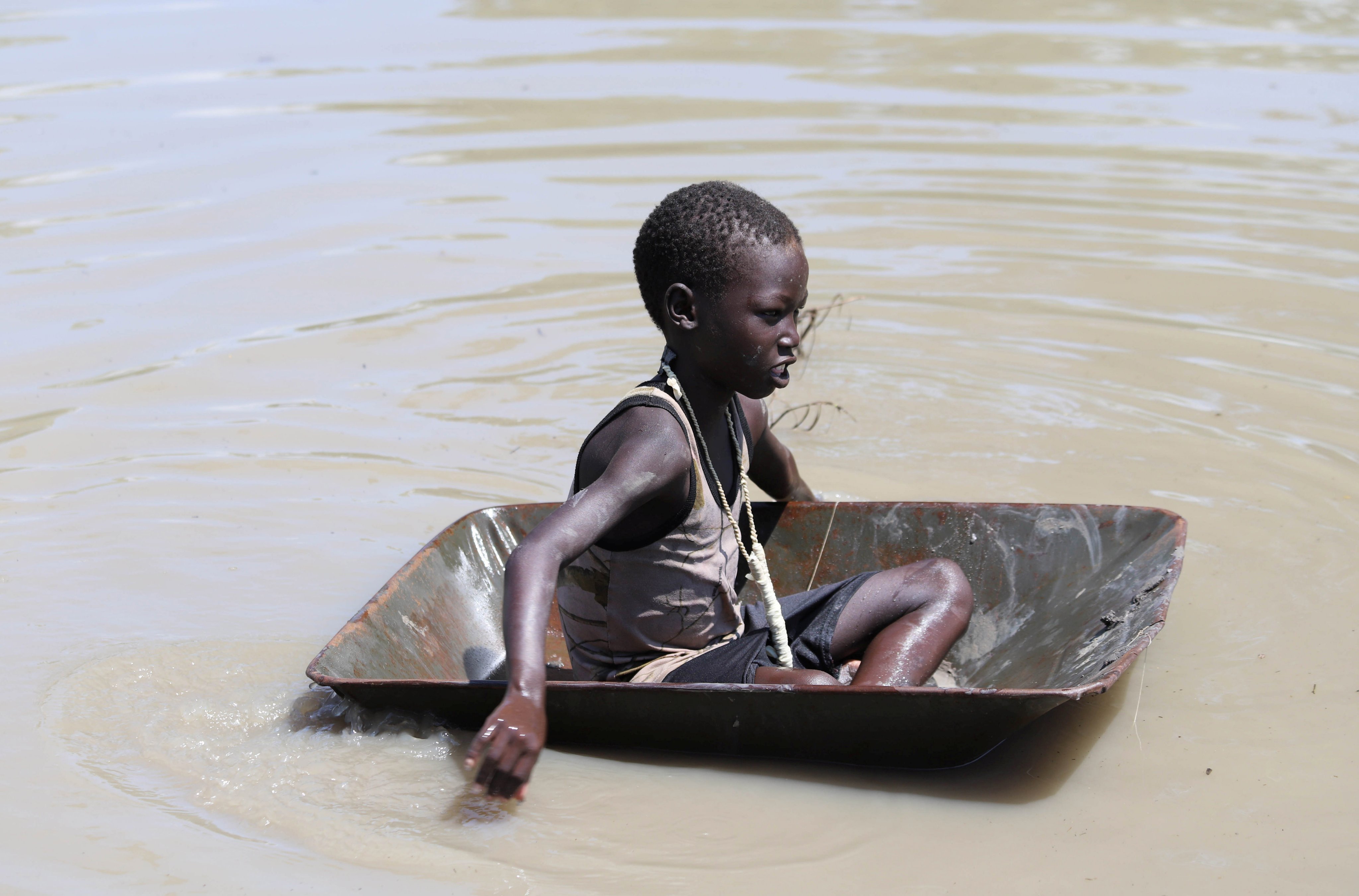 طفل وسط مياه الفيضانات