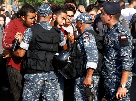 حوار-بين-الشرطة-والمتظاهرين-فى-بيروت