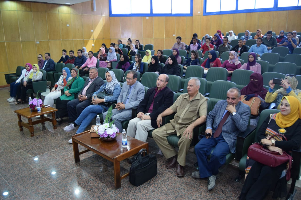 الجلسة الثانية للمنتدى العلمى بجامعة سوهاج (2)