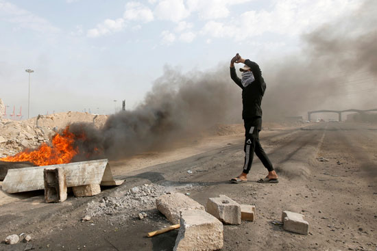 متظاهر-يحتج-على-الاوضاع-فى-العراق