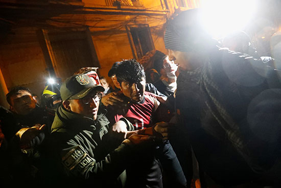 الشرطة تعتقل متظاهر فى بوليفيا