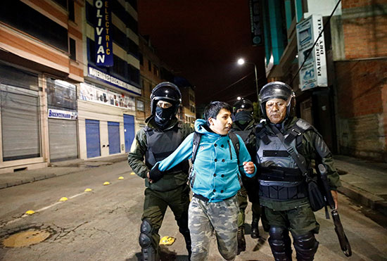 الشرطة تقبض على متظاهر فى بوليفيا