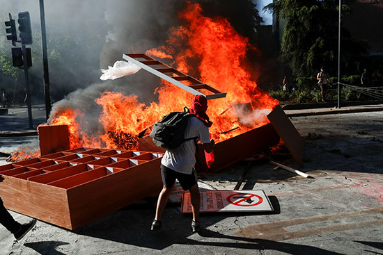 متظاهر يضع المتاريس وحرقها