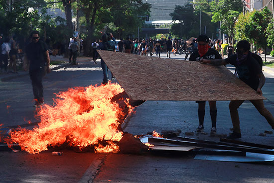 متظاهرون يشعلون النار